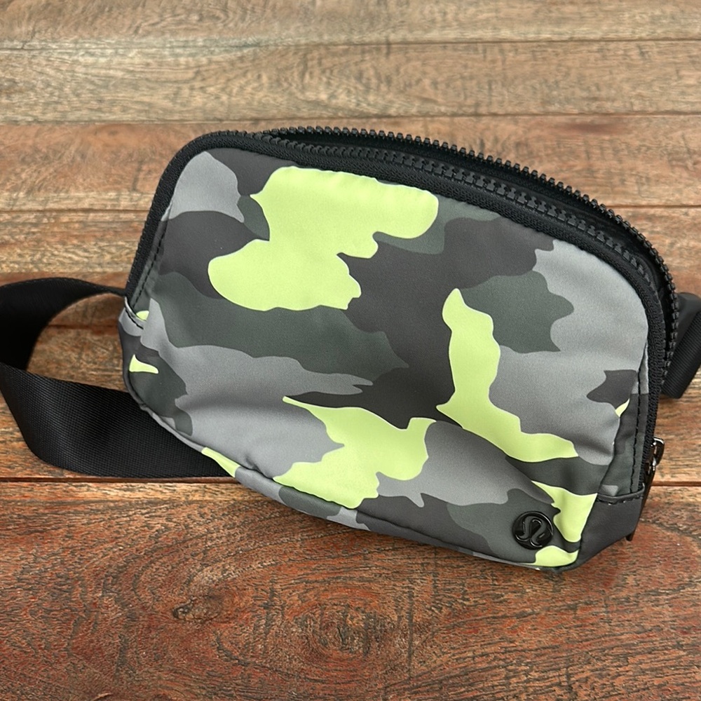 lululemon athletica Everywhere Belt Bag - Black and Green Camouflage